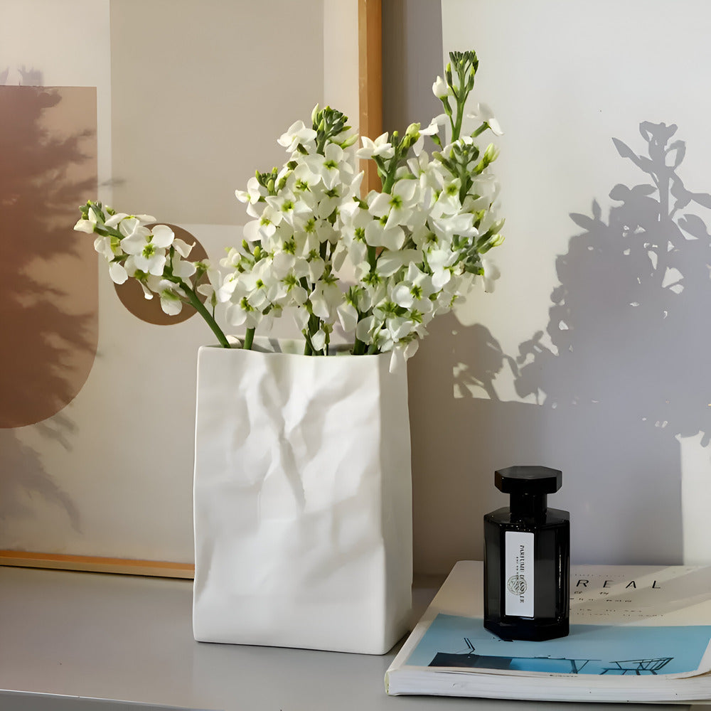 Vase en céramique au style papier froissé