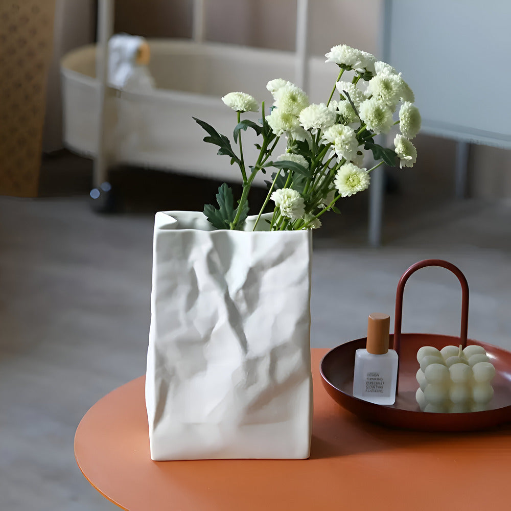 Vase en céramique au style papier froissé