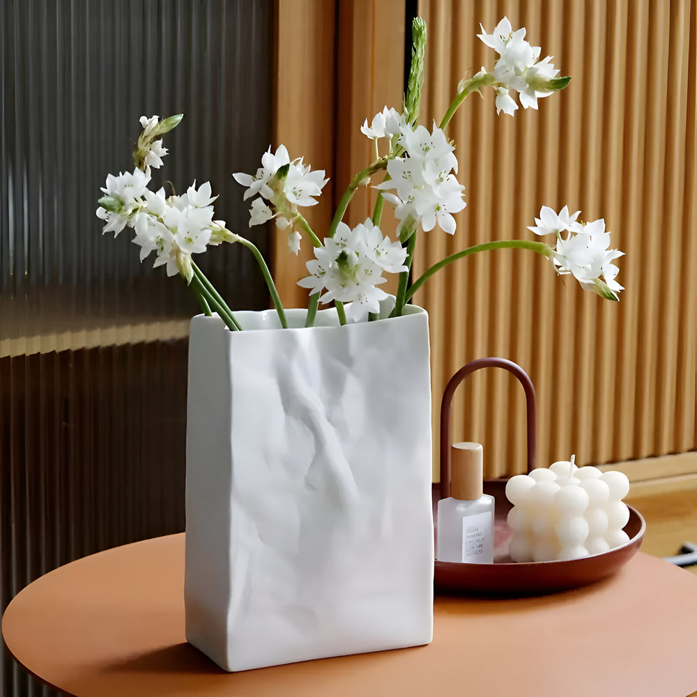 Vase en céramique au style papier froissé