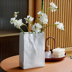 Vase en céramique au style papier froissé