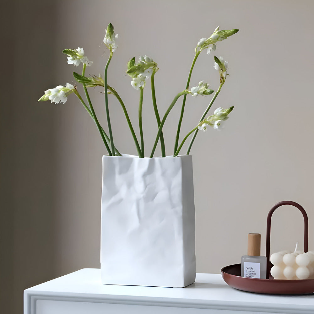 Vase en céramique au style papier froissé