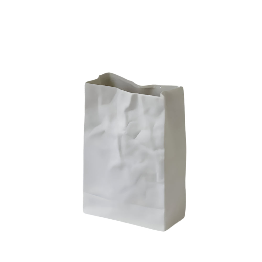 Vase en céramique au style papier froissé