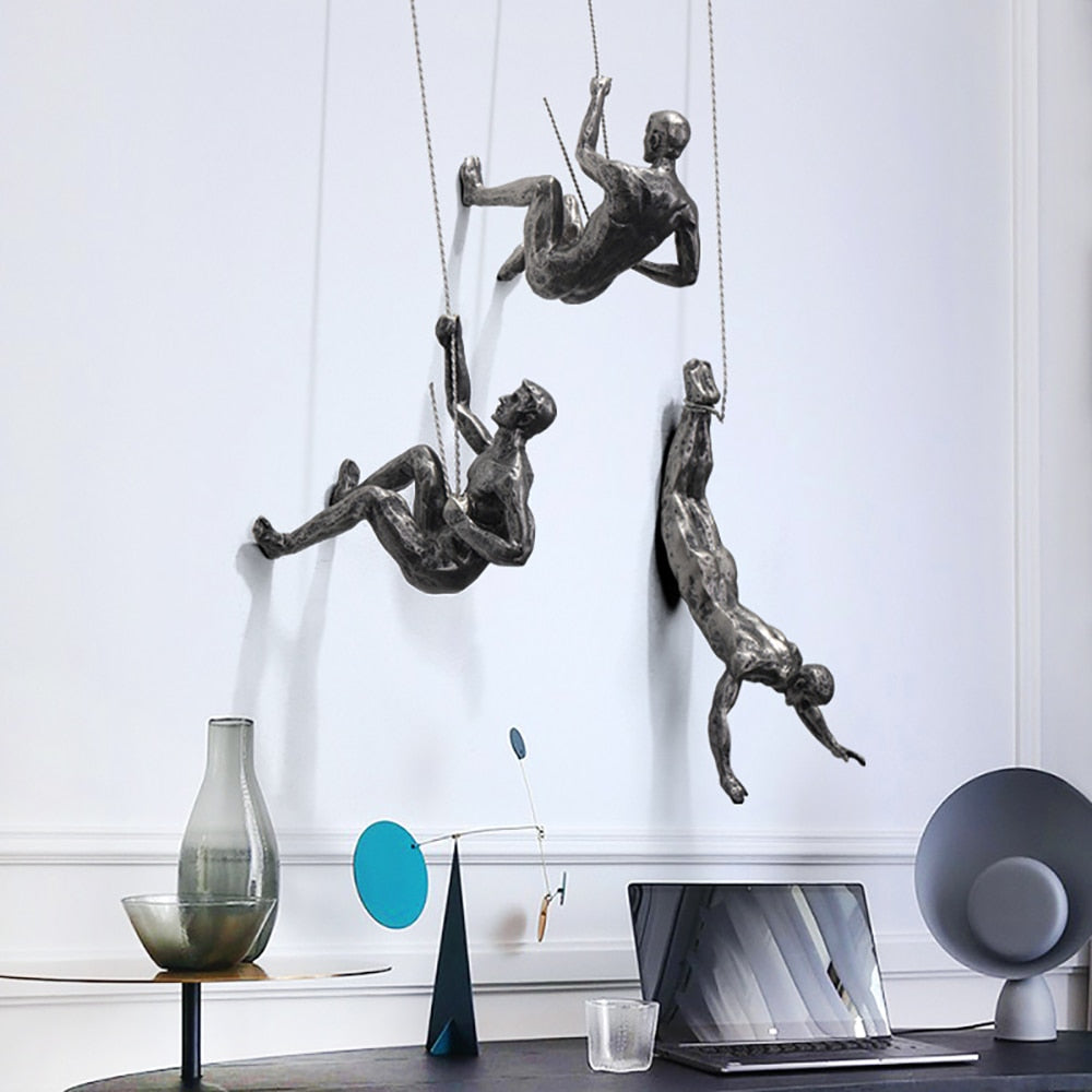 Motiverande väggskulptur med klättrande figur