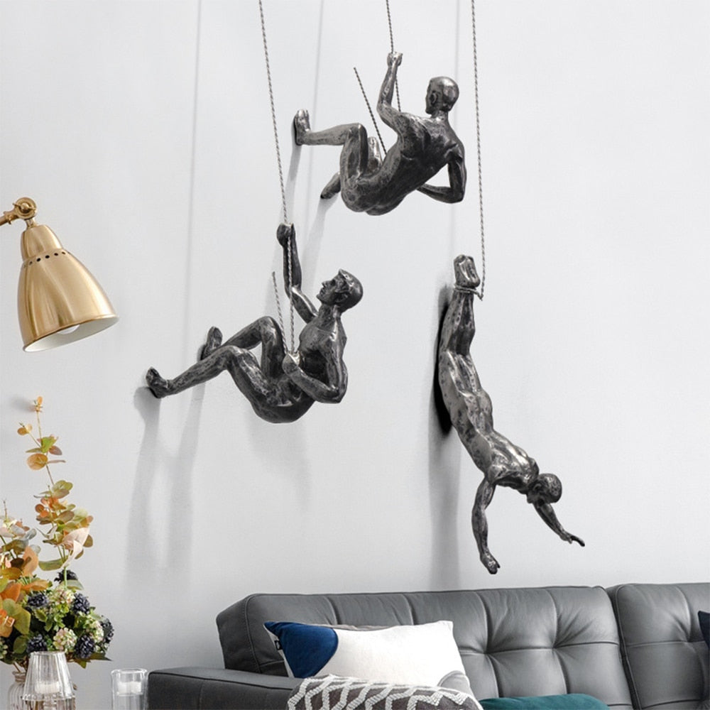Motiverande väggskulptur med klättrande figur