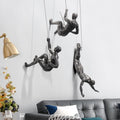 Motiverande väggskulptur med klättrande figur