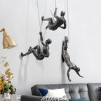 Motiverande väggskulptur med klättrande figur