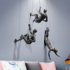 Motiverande väggskulptur med klättrande figur