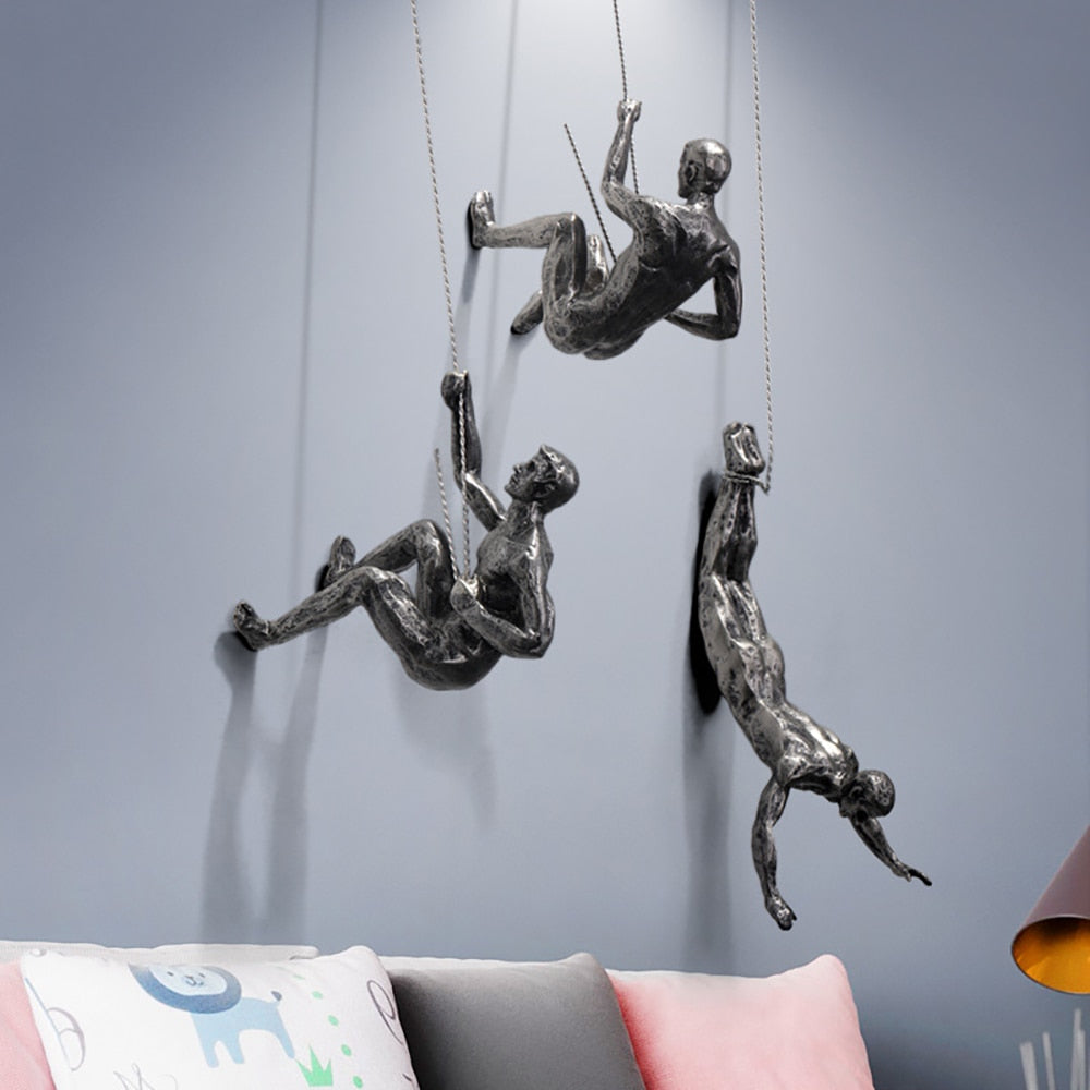 Motiverande väggskulptur med klättrande figur