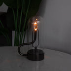 Genopladelig LED-bordlampe formet som en lysestage med berøringsstyring