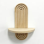 Geometrisk væghylde i træ