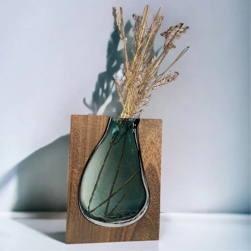 Jarrones decorativos de madera con insertos de vidrio esculpido