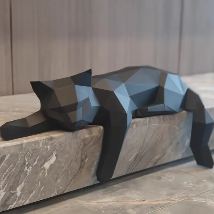 Geometrisk sovende kattefigur med moderne skulpturelt design