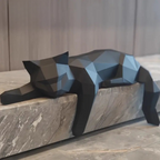 Geometrisk sovende kattefigur med moderne skulpturelt design