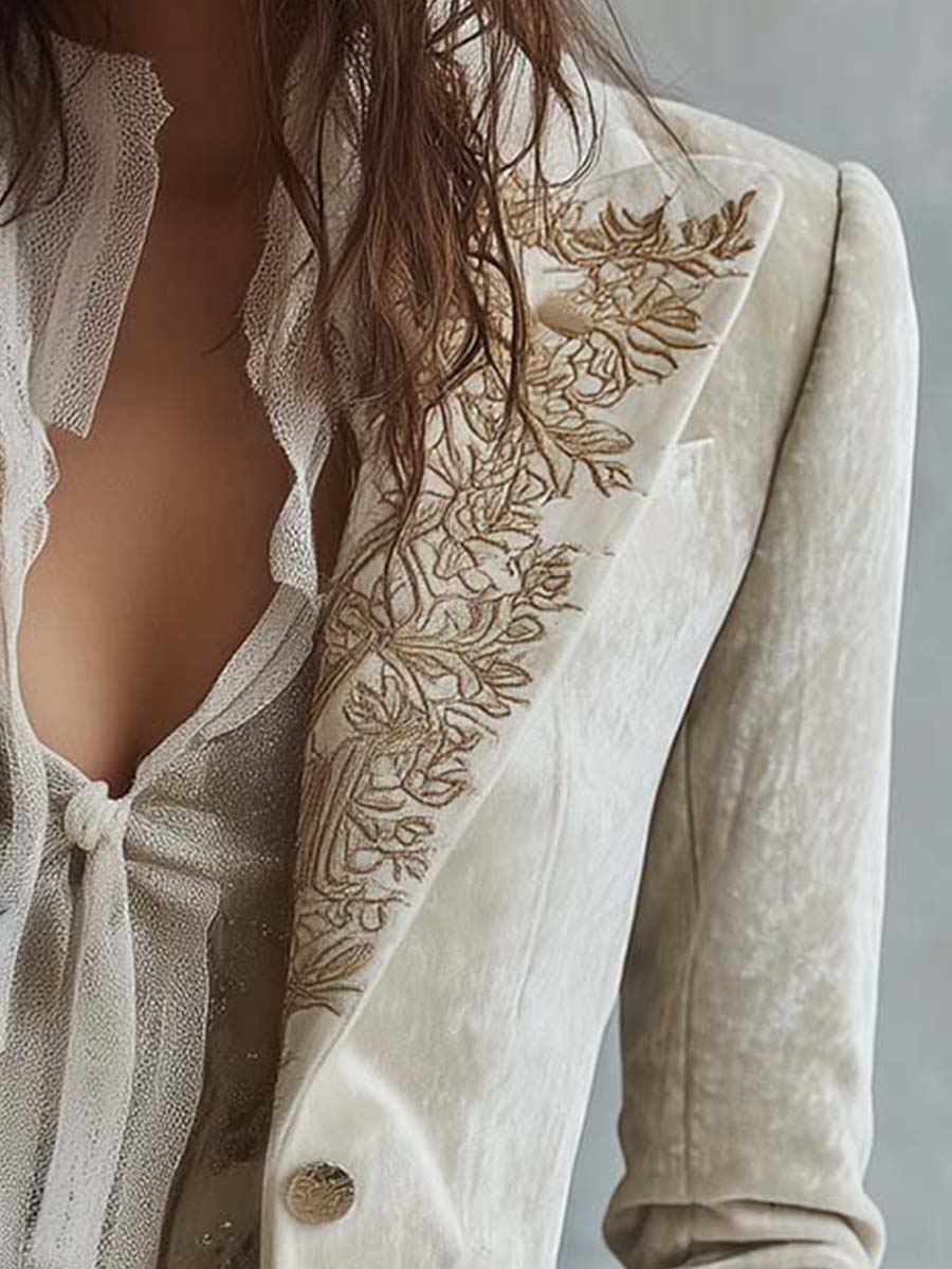 Damkavaj med blommönster, broderier och dekorativa manschetter