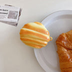 Croissantformet etui til høretelefoner