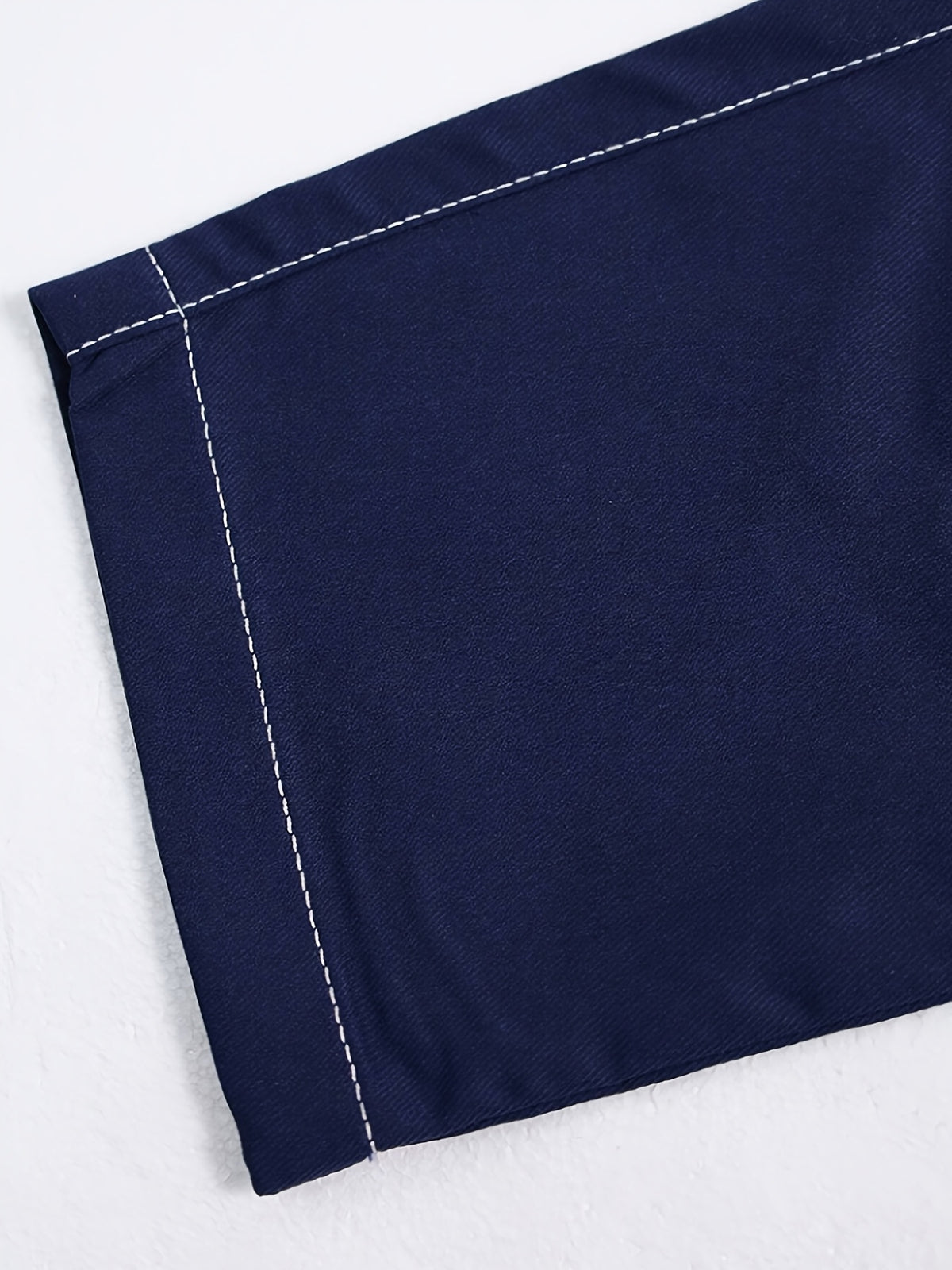 Pantalones cargo de hombre con costuras en contraste