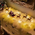 Beleuchtete Weihnachtszug-Wanddekoration mit dem Weihnachtsmann und festlicher Dorfszene