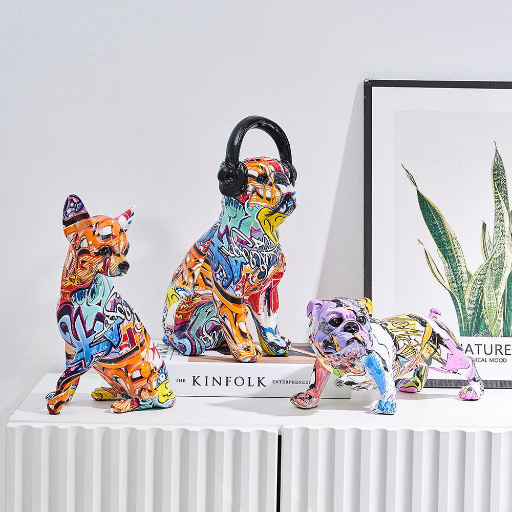 Figura escultórica abstracta multicolor con patrones decorativos en espiral