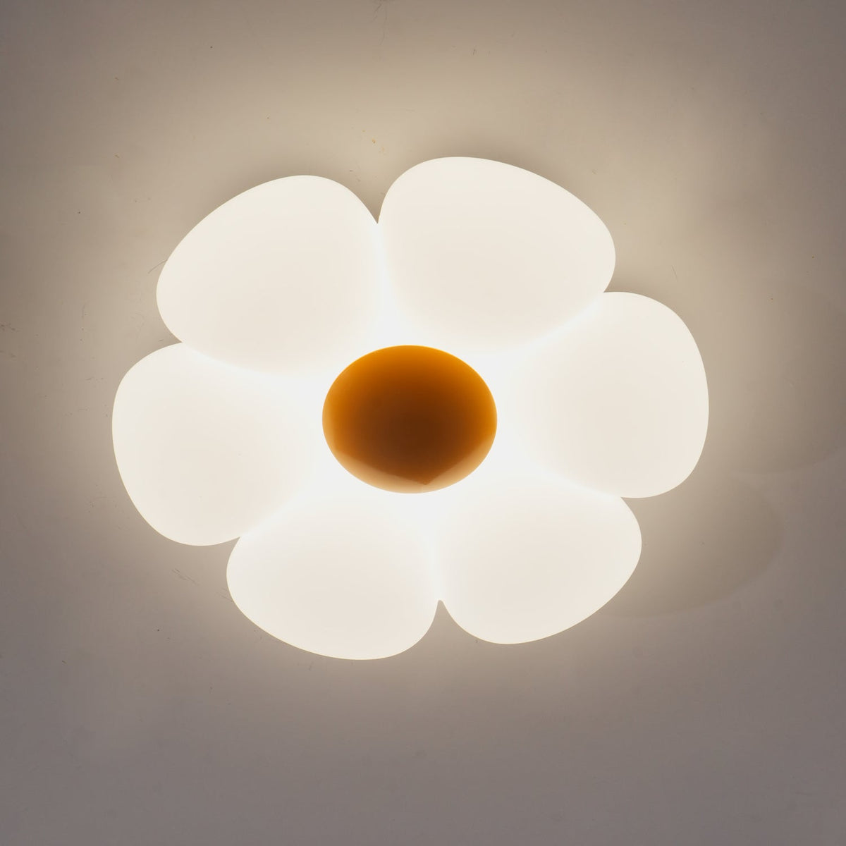 Plafonnier en forme de fleur à six pétales
