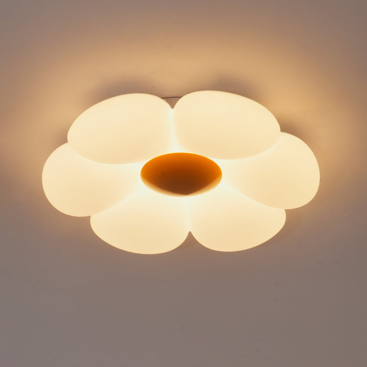 Plafonnier en forme de fleur à six pétales
