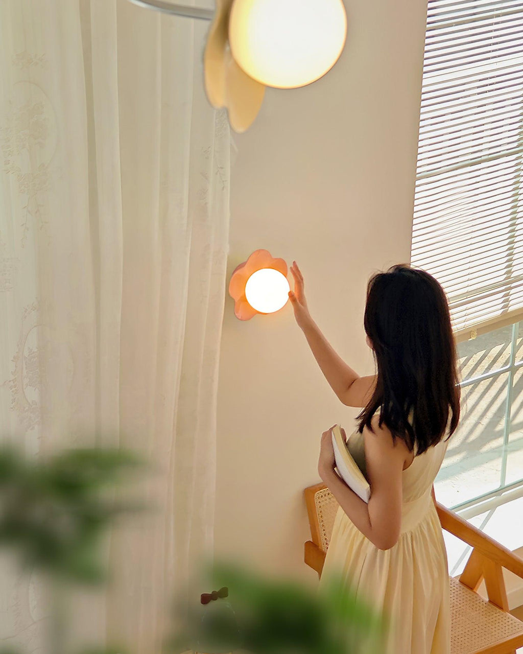 Applique murale en forme de fleur avec lumière en forme de globe