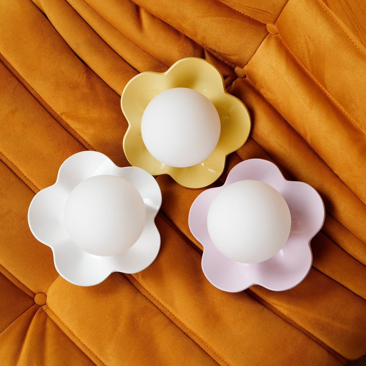 Applique murale en forme de fleur avec lumière en forme de globe