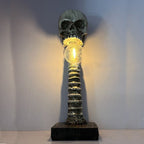 Dekoracyjna lampa stołowa z czaszką i kręgosłupem