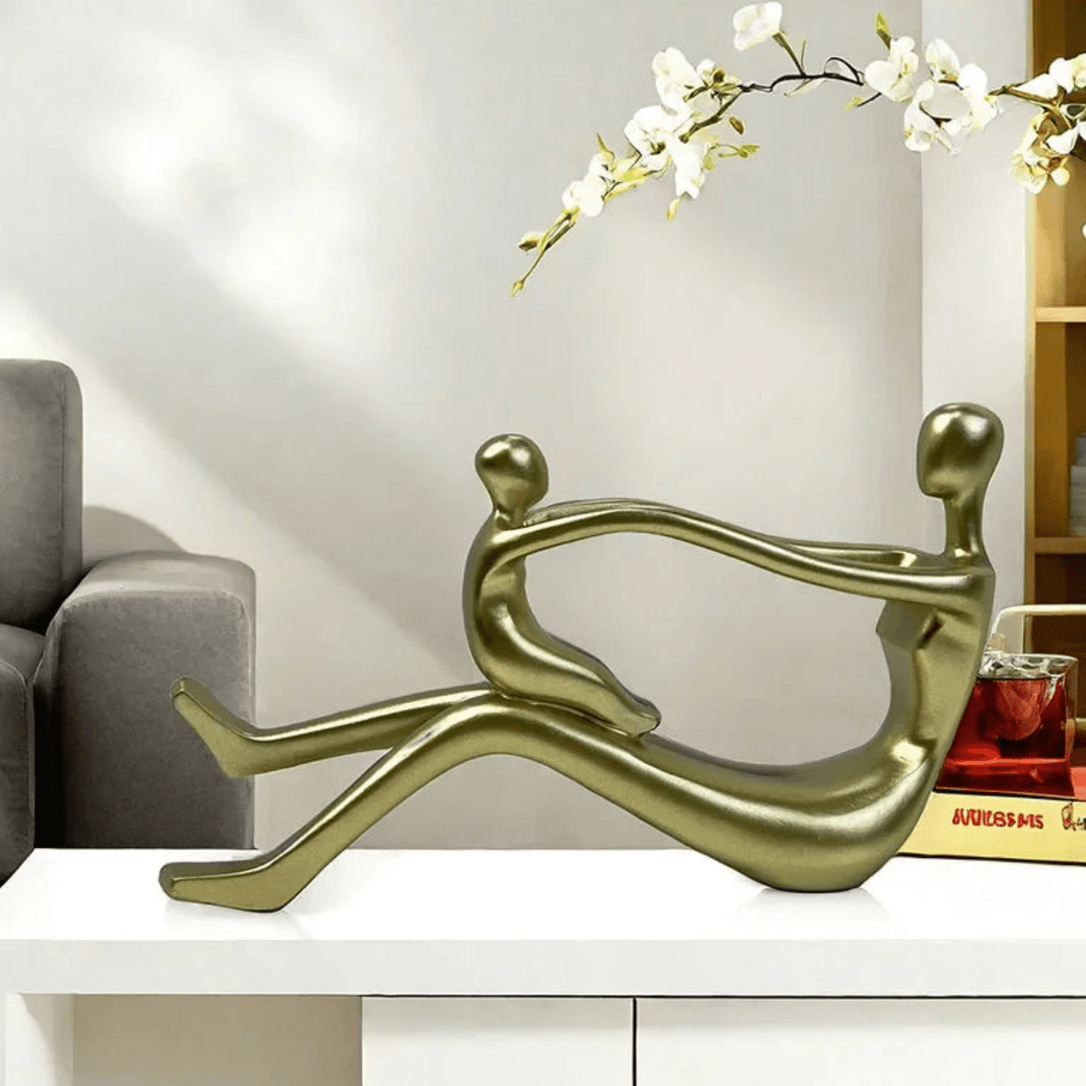 Scultura astratta con figure intrecciate per un arredamento moderno e un’esposizione artistica in casa
