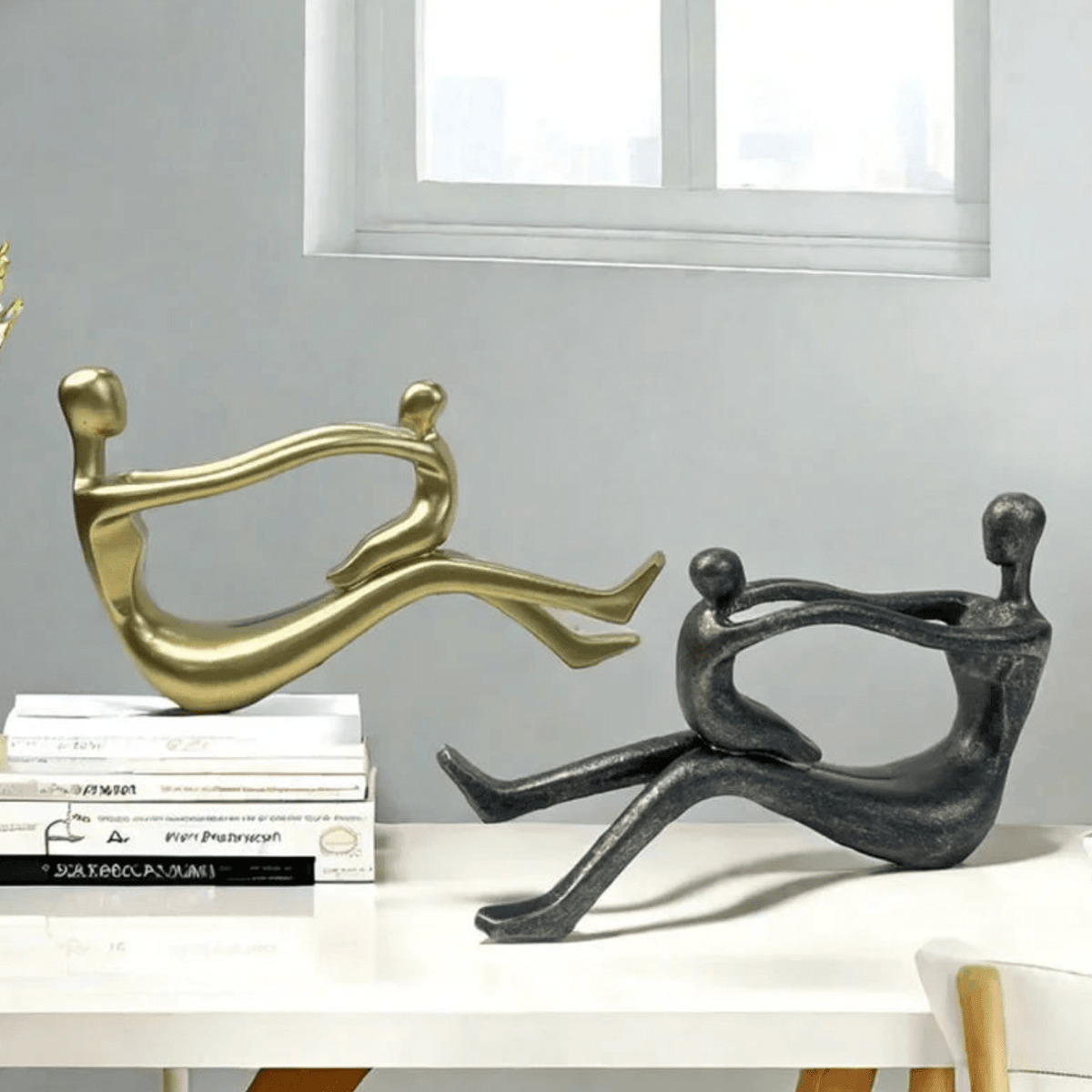 Scultura astratta con figure intrecciate per un arredamento moderno e un’esposizione artistica in casa