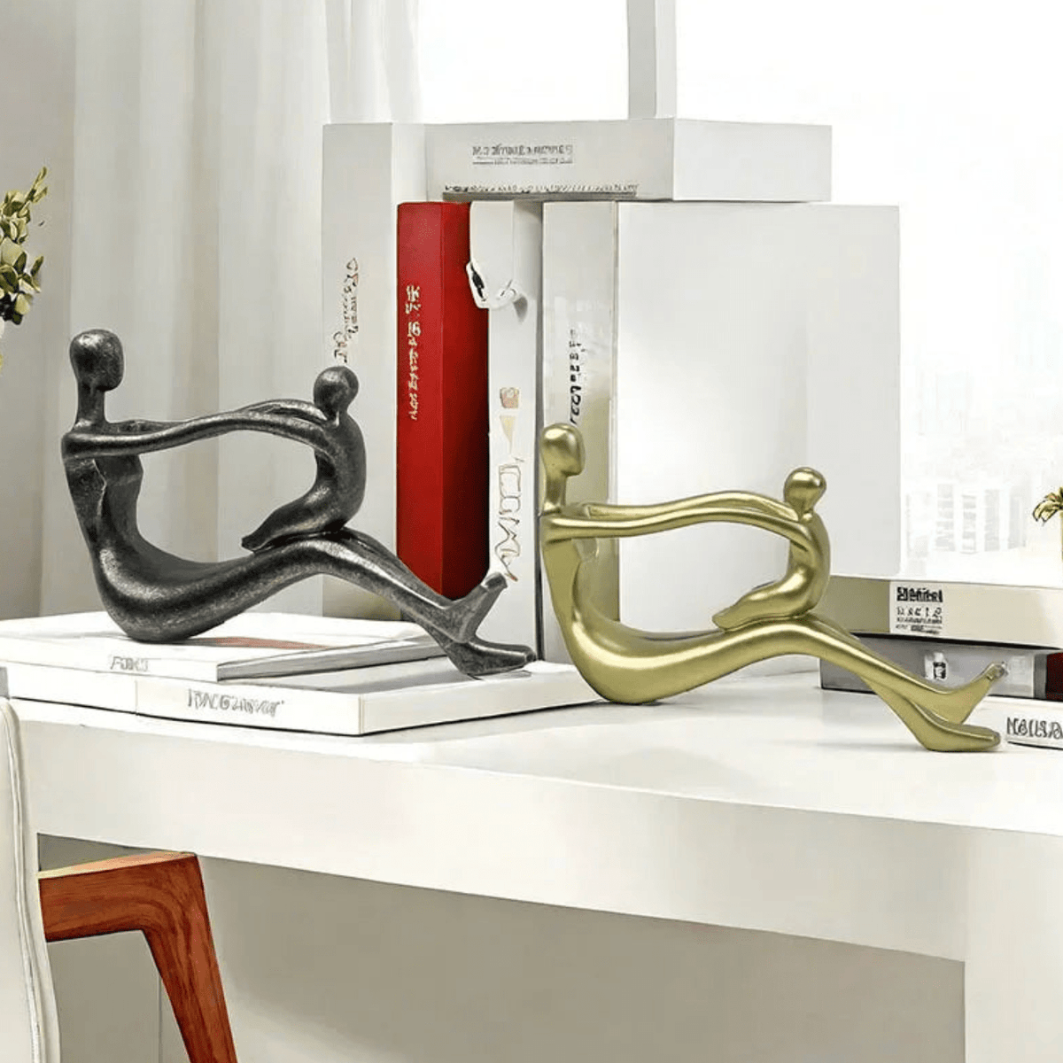 Scultura astratta con figure intrecciate per un arredamento moderno e un’esposizione artistica in casa
