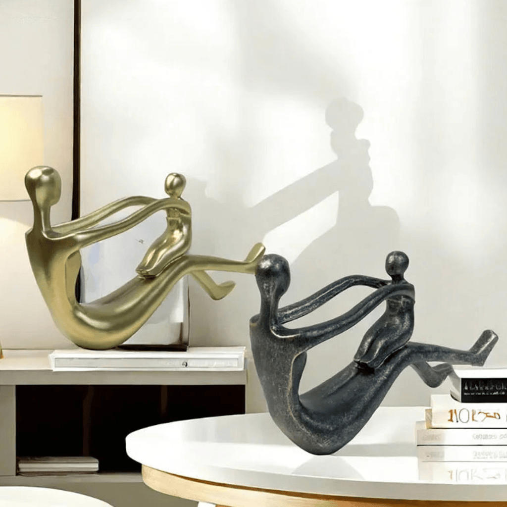 Scultura astratta con figure intrecciate per un arredamento moderno e un’esposizione artistica in casa