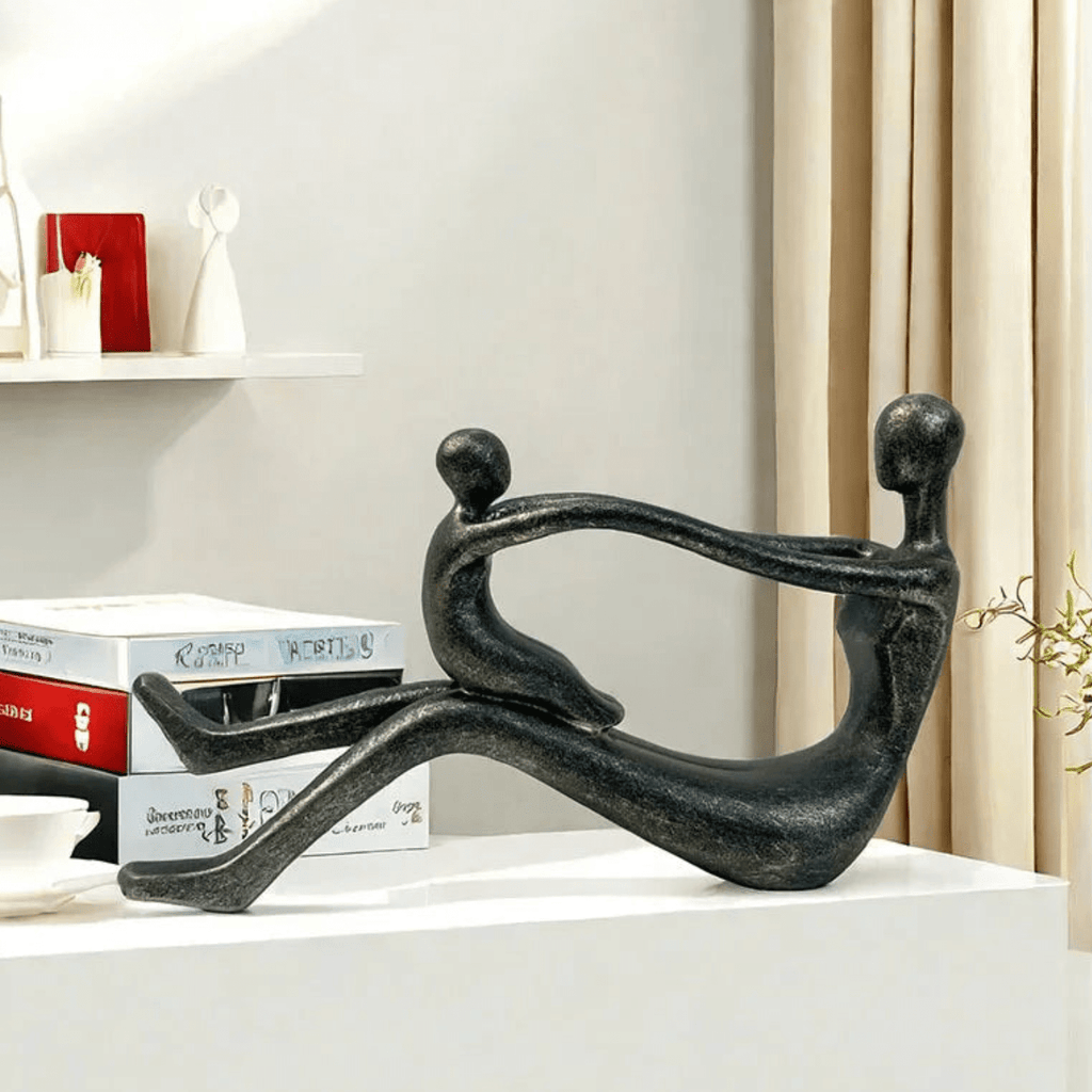 Scultura astratta con figure intrecciate per un arredamento moderno e un’esposizione artistica in casa