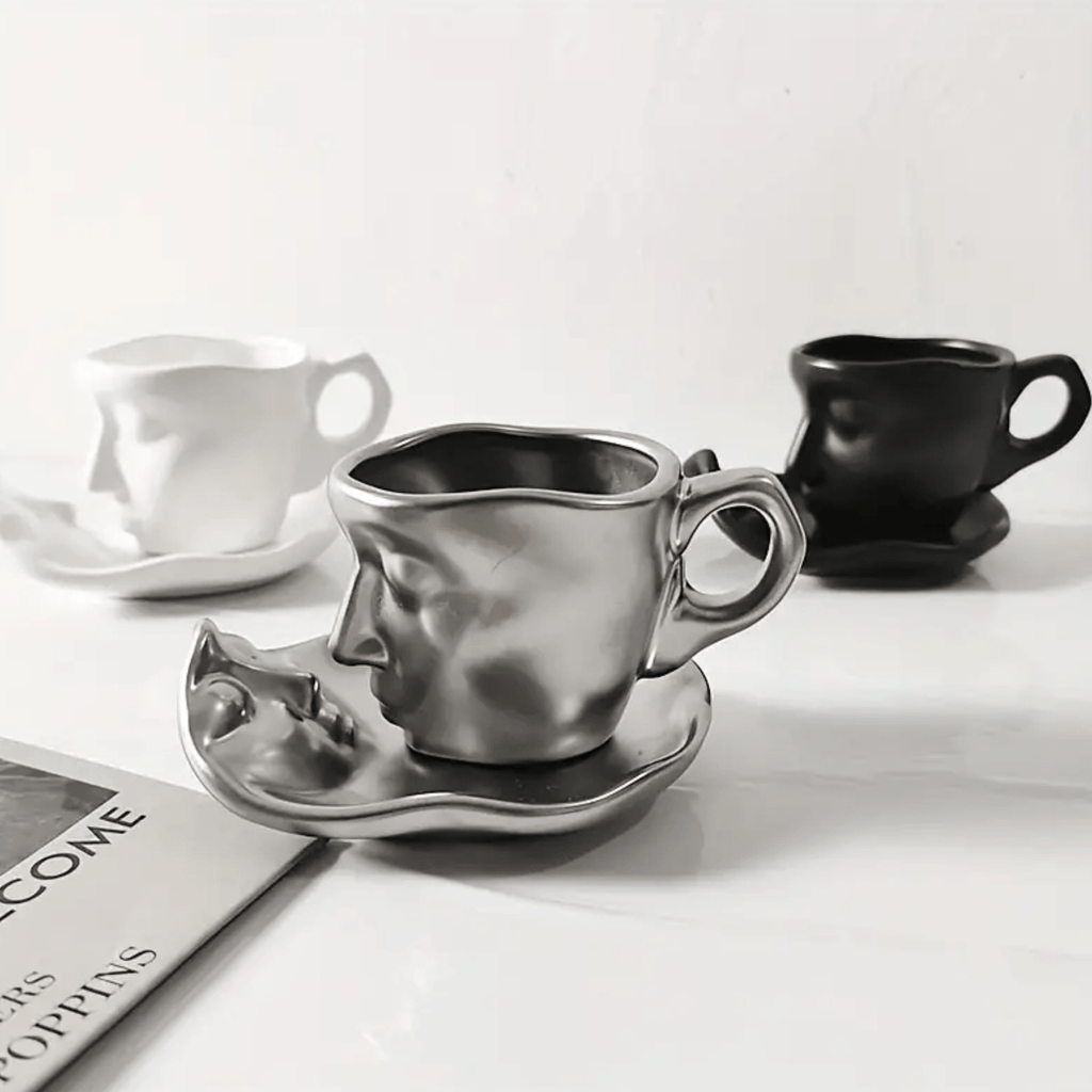 Juego escultural de taza de café y platillo de cerámica con diseño de rostros besándose