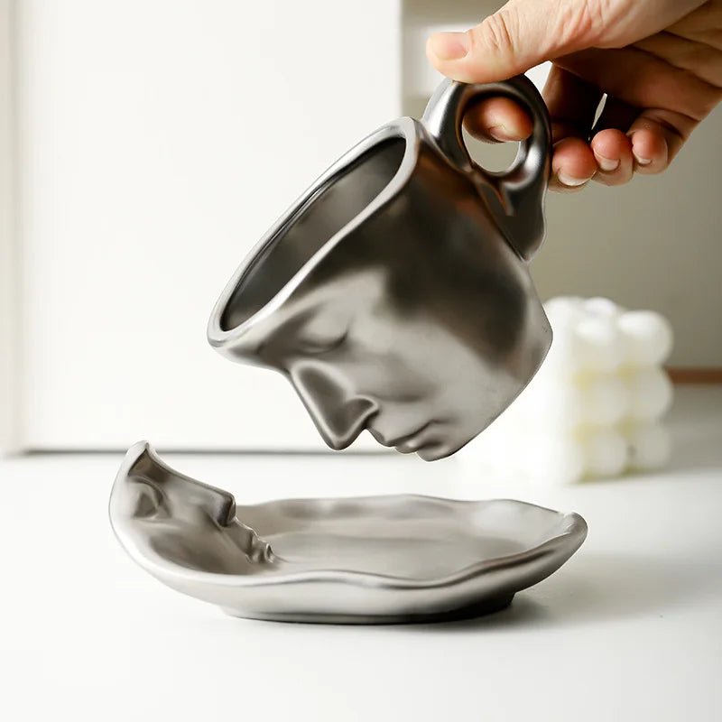 Juego escultural de taza de café y platillo de cerámica con diseño de rostros besándose