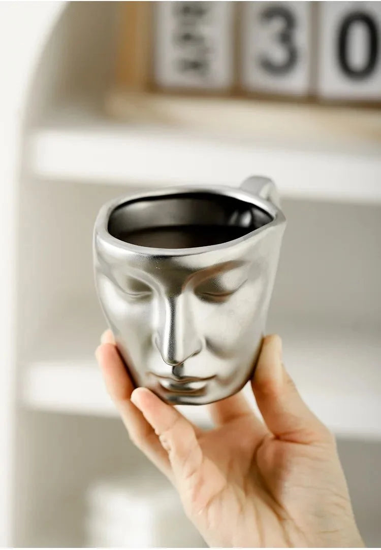 Juego escultural de taza de café y platillo de cerámica con diseño de rostros besándose