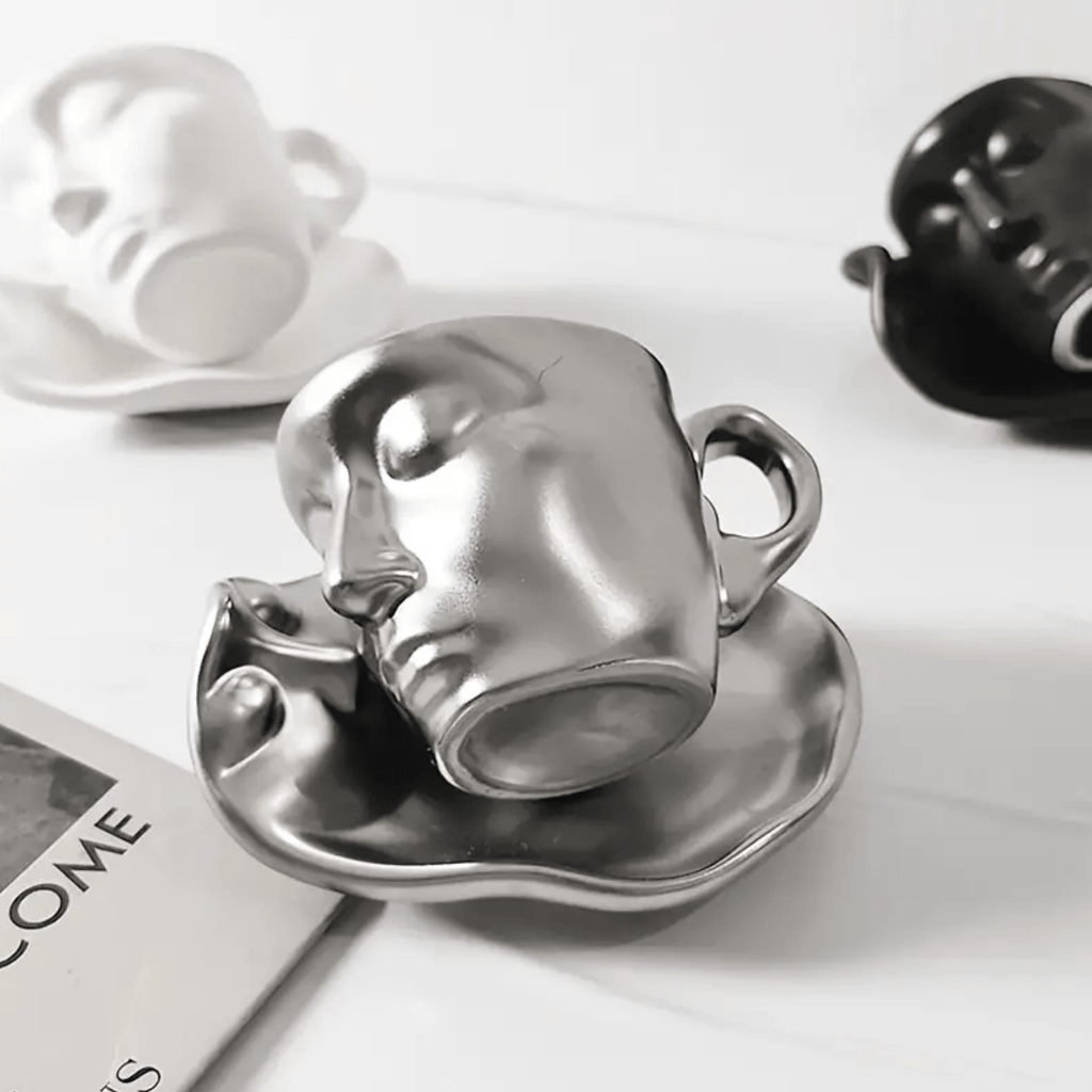 Juego escultural de taza de café y platillo de cerámica con diseño de rostros besándose