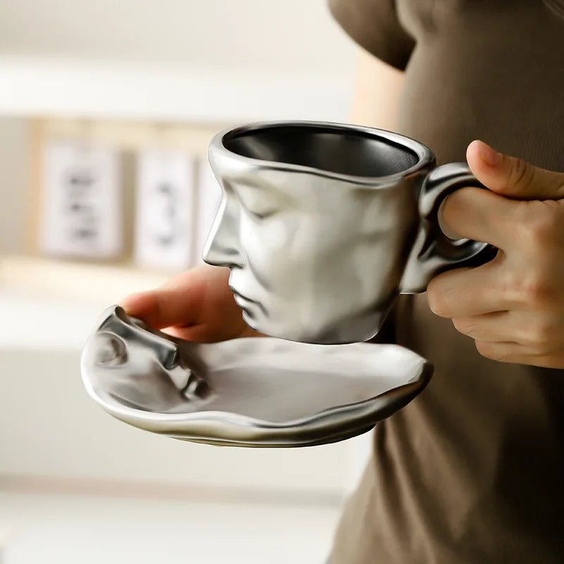 Juego escultural de taza de café y platillo de cerámica con diseño de rostros besándose