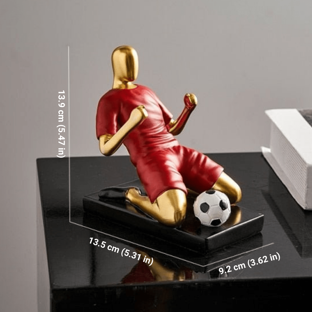 Sculture di calciatori atletici per un arredamento moderno ispirato allo sport