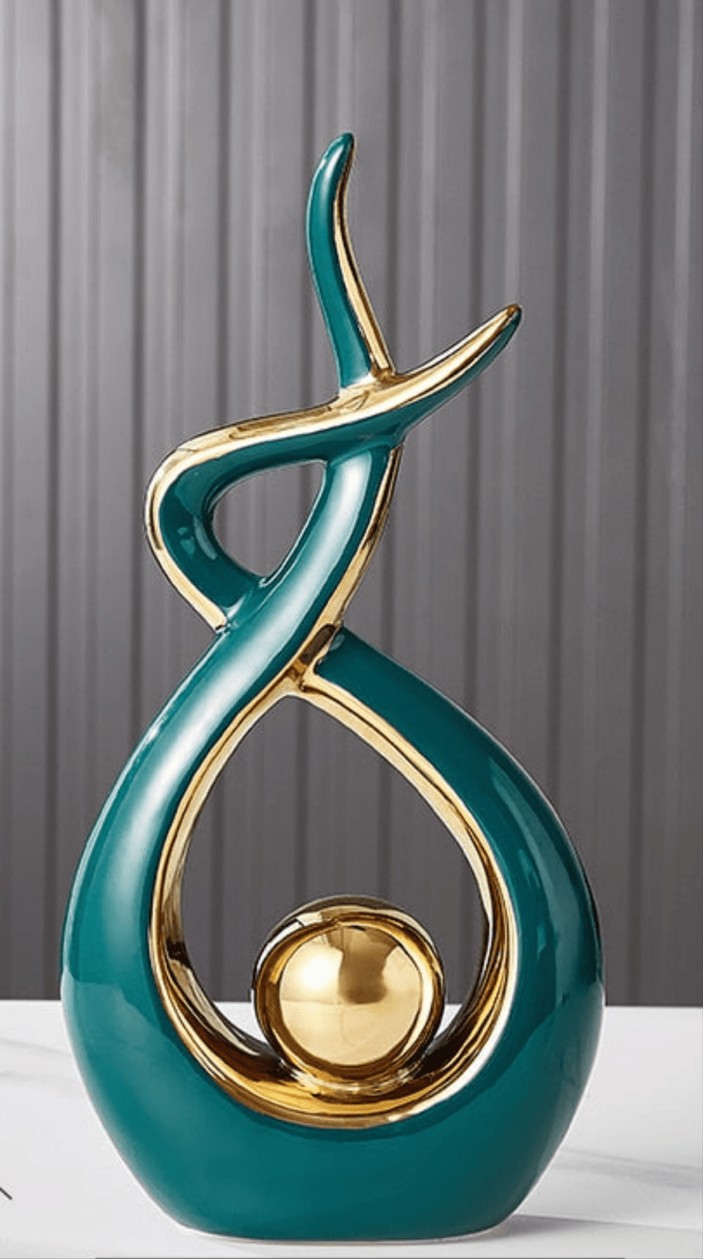 Elegante scultura astratta a forma di infinito, con curve fluide intrecciate e dettagli sferici