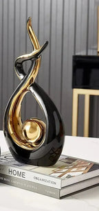 Elegante scultura astratta a forma di infinito, con curve fluide intrecciate e dettagli sferici