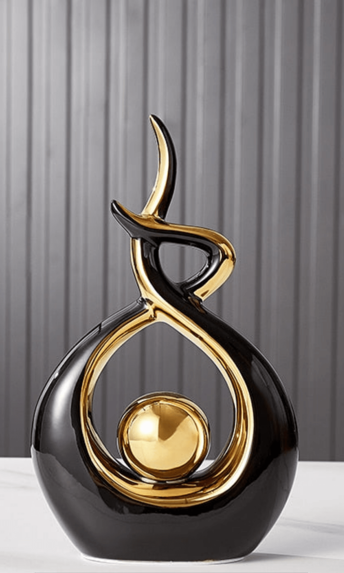Elegante scultura astratta a forma di infinito, con curve fluide intrecciate e dettagli sferici