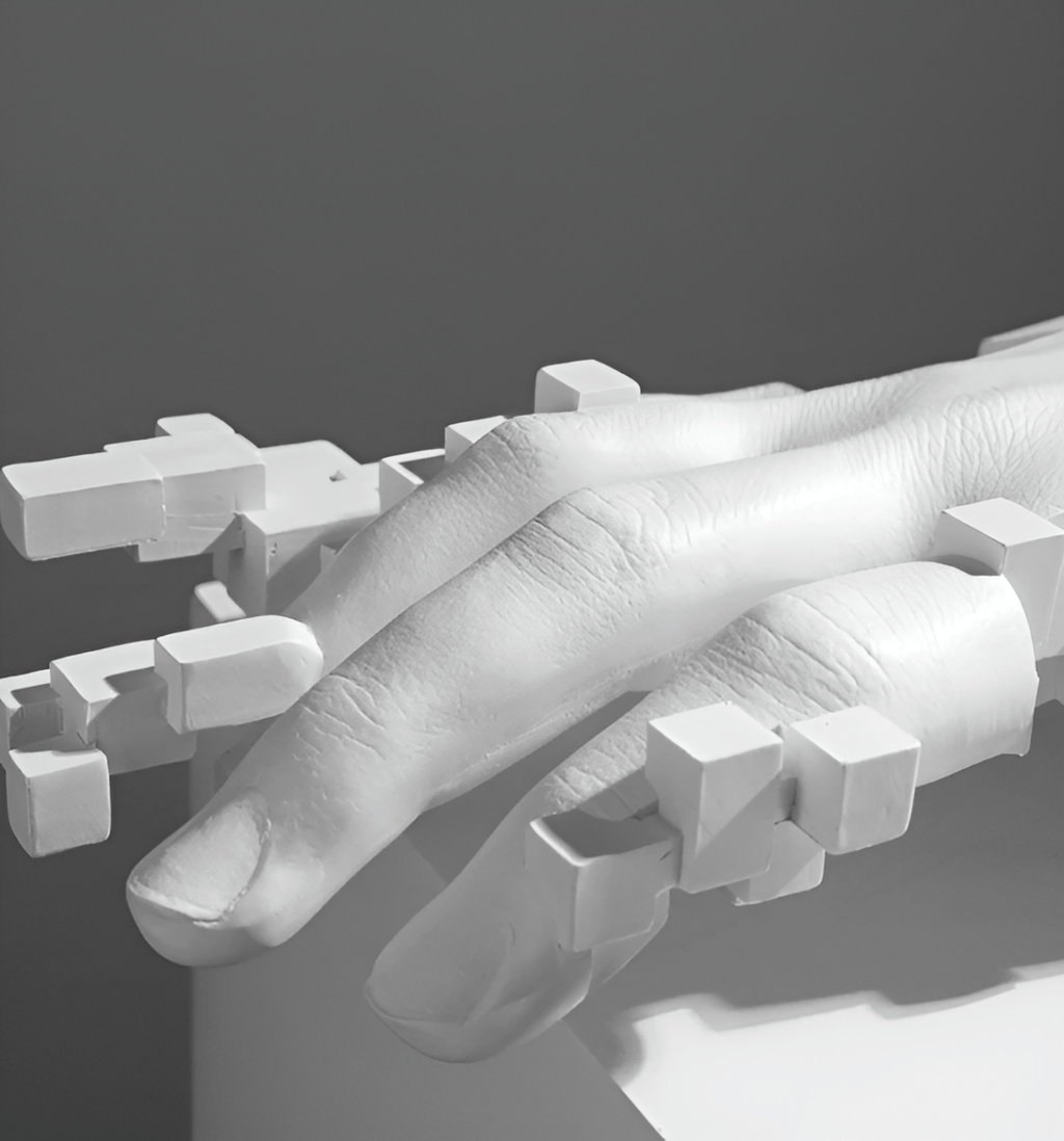 Skulpturale Handfigur mit abstrakten geometrischen Details und künstlerischer Form