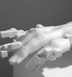 Skulpturale Handfigur mit abstrakten geometrischen Details und künstlerischer Form