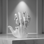 Skulpturale Handfigur mit abstrakten geometrischen Details und künstlerischer Form