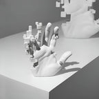 Skulpturale Handfigur mit abstrakten geometrischen Details und künstlerischer Form