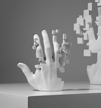 Skulpturale Handfigur mit abstrakten geometrischen Details und künstlerischer Form
