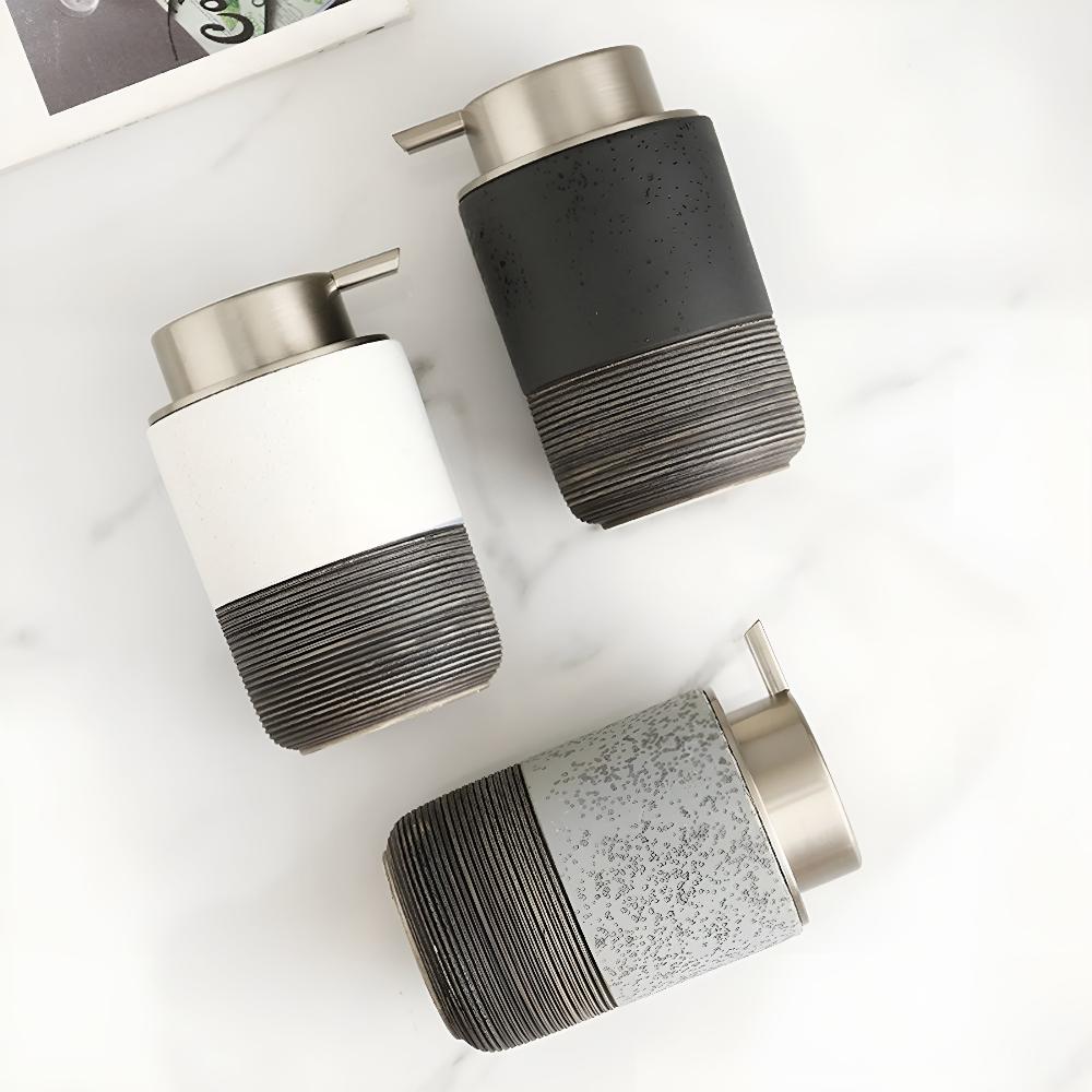 Dispenser di sapone liquido in stile ceramica scanalata con corpo cilindrico e pompa