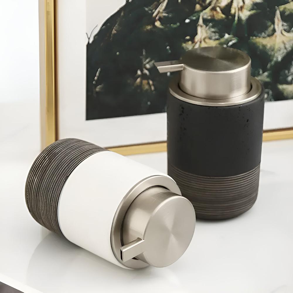 Dispenser di sapone liquido in stile ceramica scanalata con corpo cilindrico e pompa