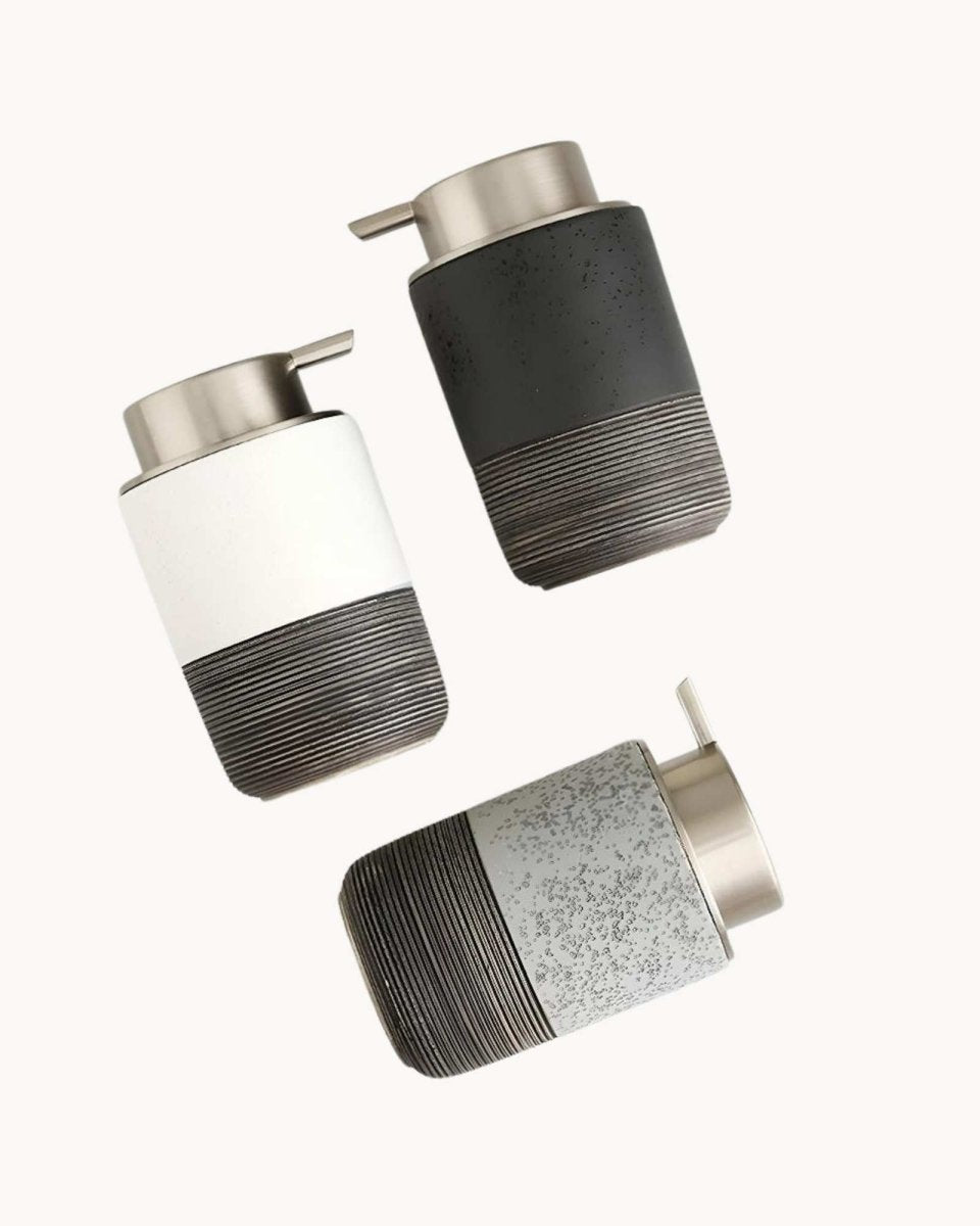 Dispenser di sapone liquido in stile ceramica scanalata con corpo cilindrico e pompa