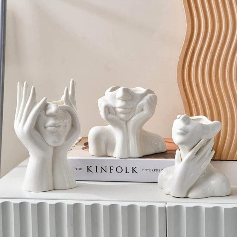 Vaso artistico in ceramica a forma di volto con mani astratte e una linea contemporanea essenziale